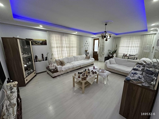 KÜÇÜKÇEKMECE CUMHURİYET MH SATILIK ÇOK GENİŞ 3+1 DAİRE