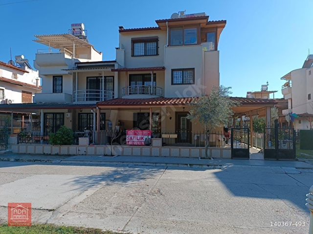 KUŞADASI SAHİL SİTESİNDE 210 M2 SATILIK 4+1 TRİPLEKS VİLLA