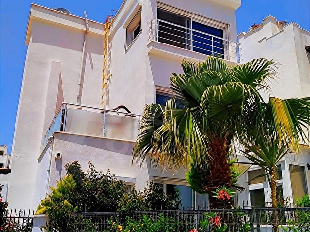 Yahşi Yakını Site İçerisinde Deniz Manzaralı Satılık Villa