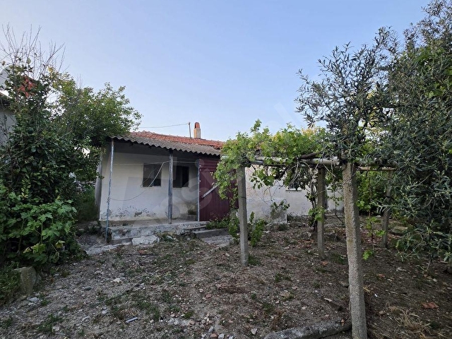 ÇANAKKALE KUMKALEDE SATILIK AVLULU KERPİÇ EVLİ 1500 M2 ARSA