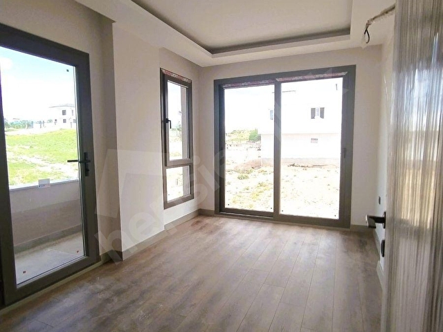 SENAY DAN SARIÇAM DA GÜVENLİKLİ DOĞA İLE İÇ İÇE BAHÇELİ ULTRA LÜKS İKİZ VİLLA - Görsel 19