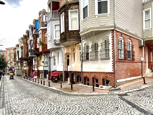 ORTAKÖY DE YENİLENMİŞ MÜSTAKİL EV 3 DAİRE ŞEKLİNDE YATIRIM İÇİN UYGUN