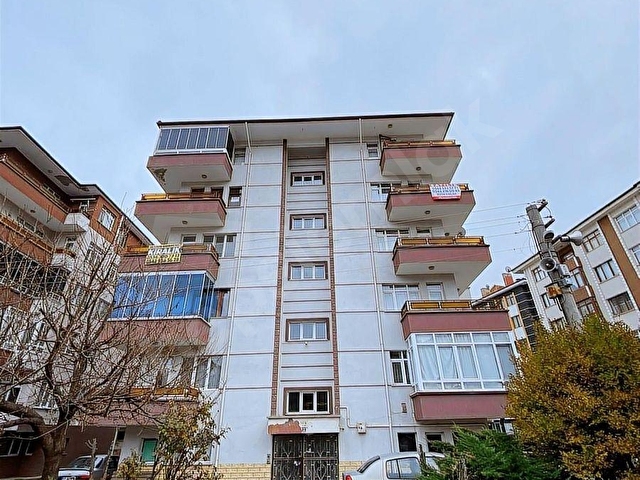 BİZİM EMLAKTAN SALI PAZARI YÜRÜYÜŞ YOLUNDA BAKIMLI 3+1 DAİRE