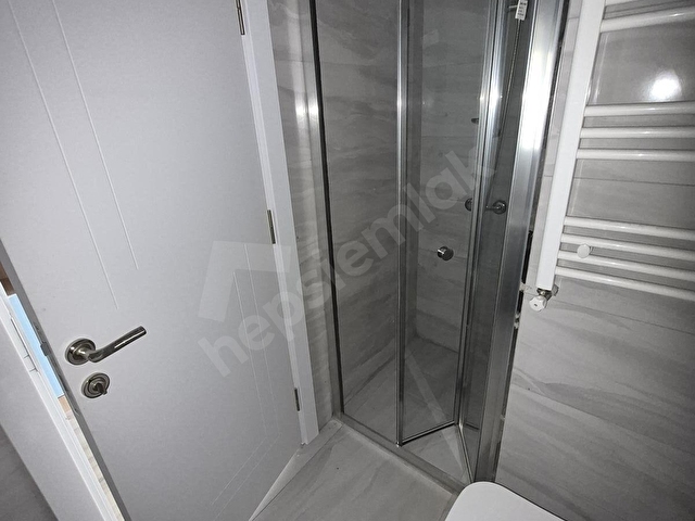 GÜMÜŞ TOWERS 1+1 50M2 ARAKAT - GÜVENLİKLİ -HAVUZLU- HAVUZ CEPHE - Görsel 3