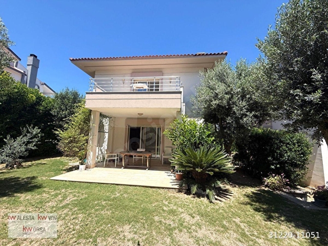 Alaçatı Hacımemiş’de Havuzlu Sitede Bahçeli 4+1 Müstakil Villa
