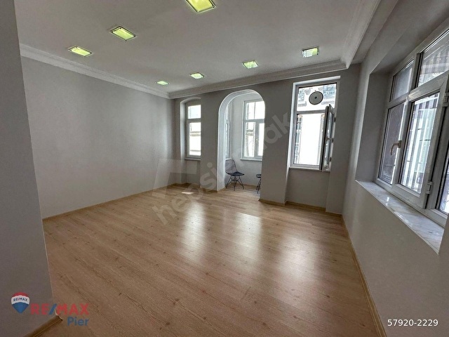 KARAKÖY SELANIK HAN’DA YÜKSEK TAVANLI CUMBALI KIRALIK OFIS