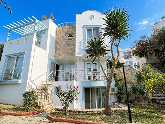Kuşadası Kadınlar Denizinde 4+1 Havuzlu site içinde Villa