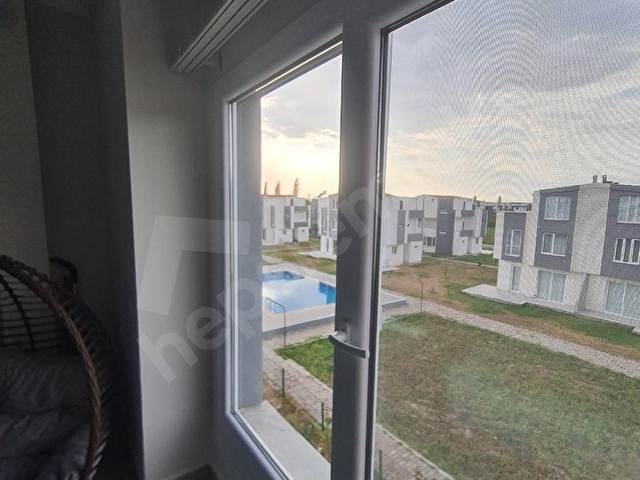 HAVUZLU SİTE İÇERİSİNDE SATILIK TERASLI TRIBLEX YAZLIK - Görsel 24