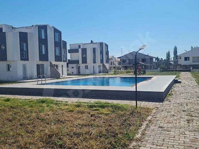 HAVUZLU SİTE İÇERİSİNDE SATILIK TERASLI TRIBLEX YAZLIK