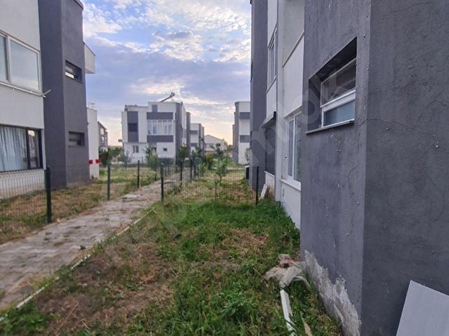 HAVUZLU SİTE İÇERİSİNDE SATILIK TERASLI TRIBLEX YAZLIK - Görsel 4