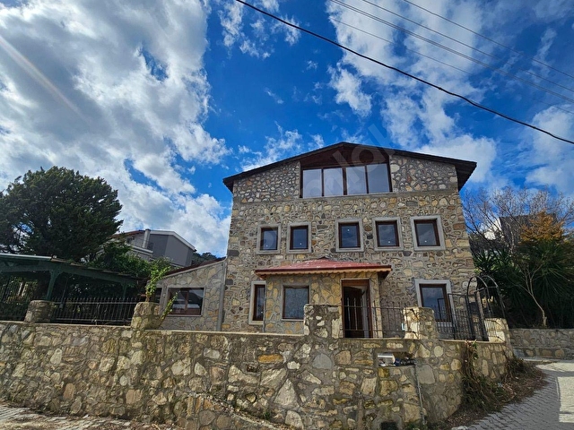 140 yıllık, deniz manzaralı taş ev