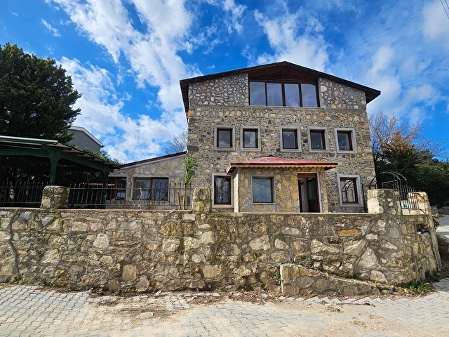 140 yıllık, deniz manzaralı taş ev - Görsel 3