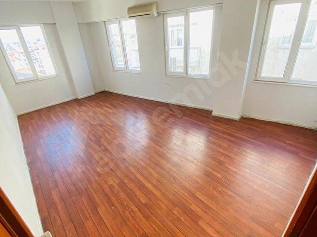 MERKEZİ KONUMDA DENİZE YÜRÜME MESAFESİNDE 2+1 GENİŞ DAİRE