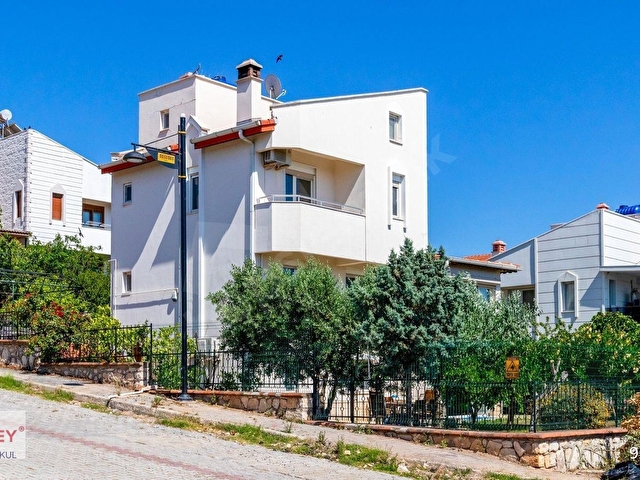 Villakentte 525 m2 Arsa İçinde Deniz Manzaralı Köşe Villa - Görsel 2