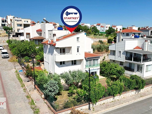 Villakentte 525 m2 Arsa İçinde Deniz Manzaralı Köşe Villa