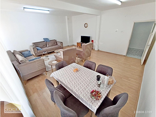ŞEHRİN MERKEZİNDE ANA CADDE ÜSTÜ MANZARALI KİLERLİ YAPILI GENİŞ DAİRE - Görsel 3