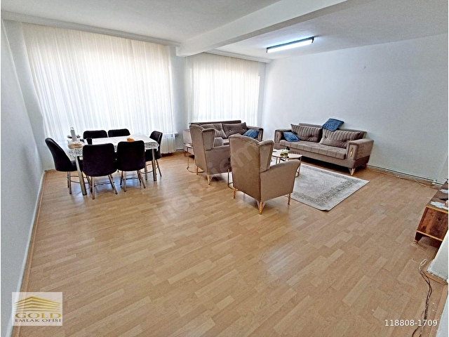 ŞEHRİN MERKEZİNDE ANA CADDE ÜSTÜ MANZARALI KİLERLİ YAPILI GENİŞ DAİRE - Görsel 5
