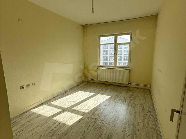 *KURT EMLAK* MERKEZİ KONUMLU 2+1 GENİŞ SATILIK DAİRE - Görsel 13
