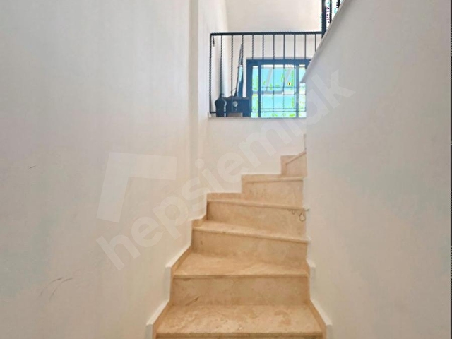 ALAÇATI 2+1 SİTE İÇERİSİNDE HAVUZLU BALKONLU TERS DUBLEKS DAİRE - Görsel 20