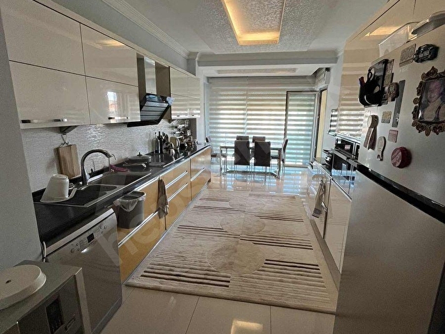 Bayraklıda cadde üzeride büyük geniş satılık daire - Görsel 2