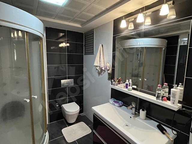 Bayraklıda cadde üzeride büyük geniş satılık daire - Görsel 19