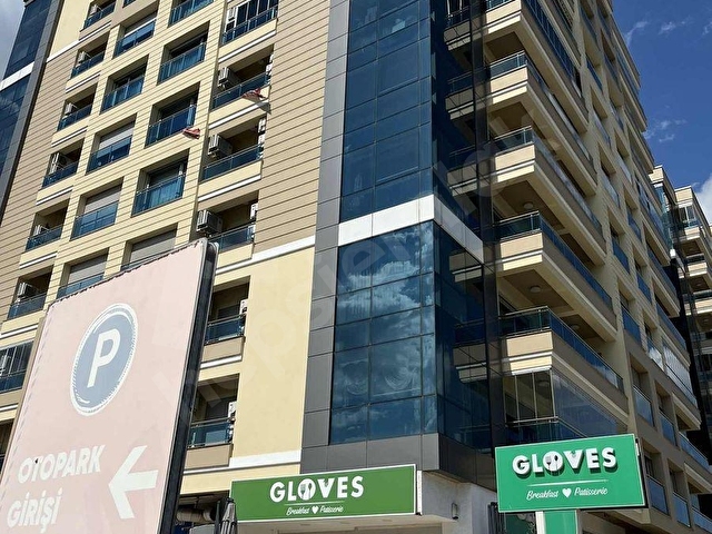 Bayraklıda cadde üzeride büyük geniş satılık daire