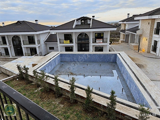 İskenderköyde Malikane Tadında Kiralık 5+1 Villa - Görsel 9