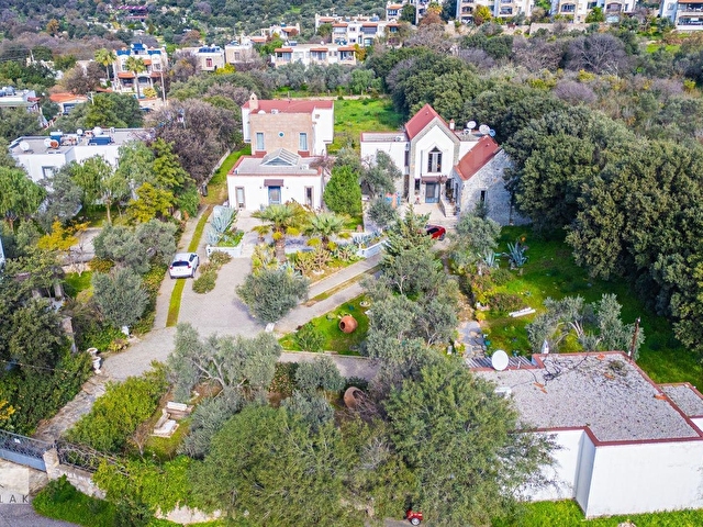 Bitez Köy içinde 2 Adet Taş Villa (4+2 ve 3+2) Havuz 2+1 Müştemilat 2700m2 Arsa içinde...