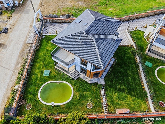 İSTANBULA KOMŞU SEVİNDİKLİDE 560 m² ARSA İÇİNDE HAVUZLU VİLLA