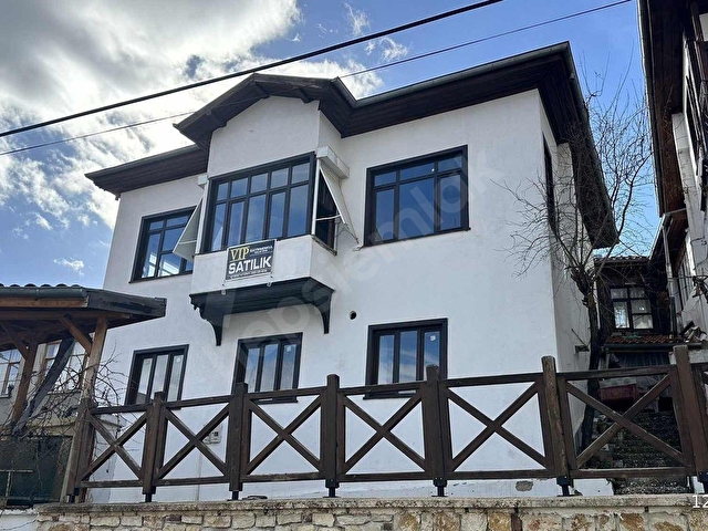 VİP GAYRİMENKULden MERKEZDE MÜSTAKİL İKİ KATLI EV - Görsel 4
