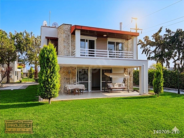 Kuşadası Davutlarda Havuzlu site içersinde 3+1 Villa