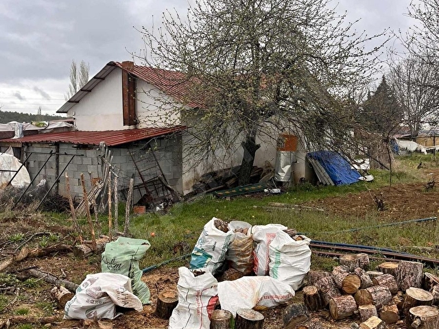 Banaz Hatipler köyünde 5800m2 Müstakil 2 adet Ev ve Tarla - Görsel 24