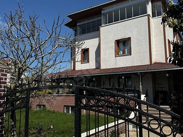 ARNAVUTKOY BOLLUCA SİTE İÇERİSİNDE 500mt2 KİRALIK VİLLA