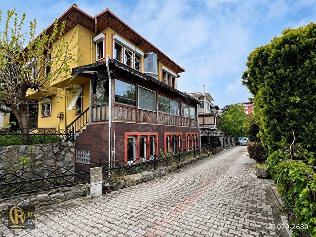 Üsküdar Çengelköy Ata-2 Sitesinde 300 m2 Tripleks Tekli Villa - Görsel 2