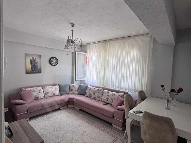 ACİL SATILIK ÇİĞLİ YENİ MAHALLE DE ARAKAT 2+1 KAPILI MUTFAK