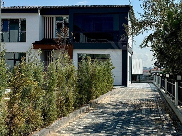 YENİBAĞLICADA SIFIR TRİPLEX TARZI MÜSTAKİL SİTE KONSEPTLİ MEGALÜX 6+1 VİLLA - Görsel 6