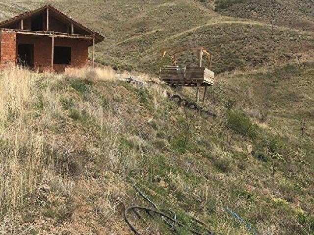 Etrafı çevrili arsa, sulama havuzu, kabası bitmiş bağ evi ile - Görsel 12