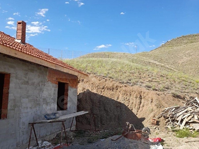 Etrafı çevrili arsa, sulama havuzu, kabası bitmiş bağ evi ile - Görsel 14