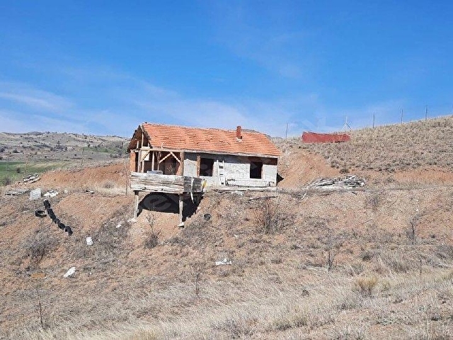Etrafı çevrili arsa, sulama havuzu, kabası bitmiş bağ evi ile - Görsel 18
