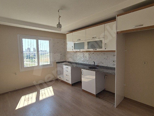 GÜLTEPEDE 2+1 KAPALI MUTFAK CADDE ÜZERİ MERKEZİ KONUMDA KİRALIK DAİRE