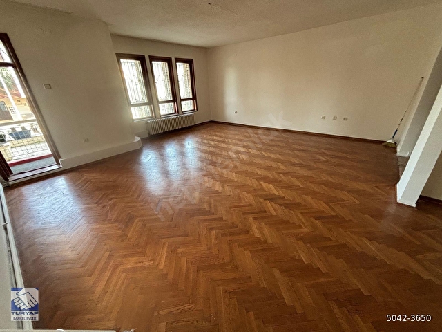 UĞUR MUMCU SOKAKTA GİRİŞ ÖN 4+1DEN 3+1E ÇEVRİLMİŞ KOMBİLİ İKİ ARAÇLIK OTOPARKLI 145M2 İKİ BANYOLU