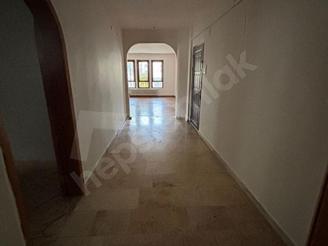 UĞUR MUMCU SOKAKTA GİRİŞ ÖN 4+1DEN 3+1E ÇEVRİLMİŞ KOMBİLİ İKİ ARAÇLIK OTOPARKLI 145M2 İKİ BANYOLU - Görsel 12