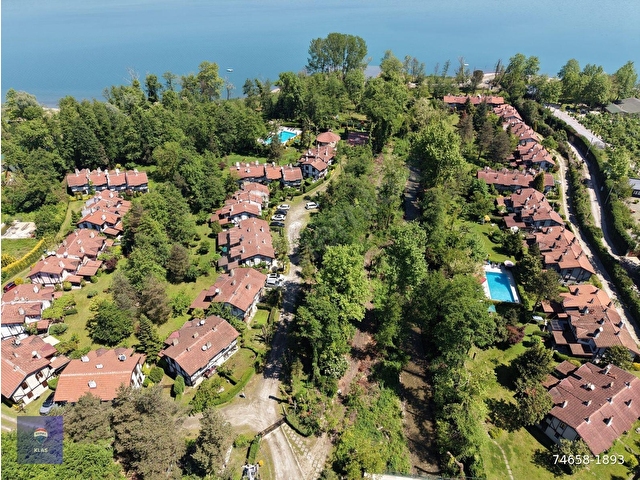 GÖL KENARINDA SATILIK BAHÇELİ DUBLEX VİLLA...