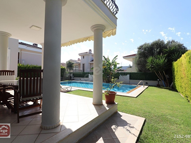 Alaçatı da Tam Müstakil 5+1 Bahçeli Büyük Havuzlu Villa - Görsel 4