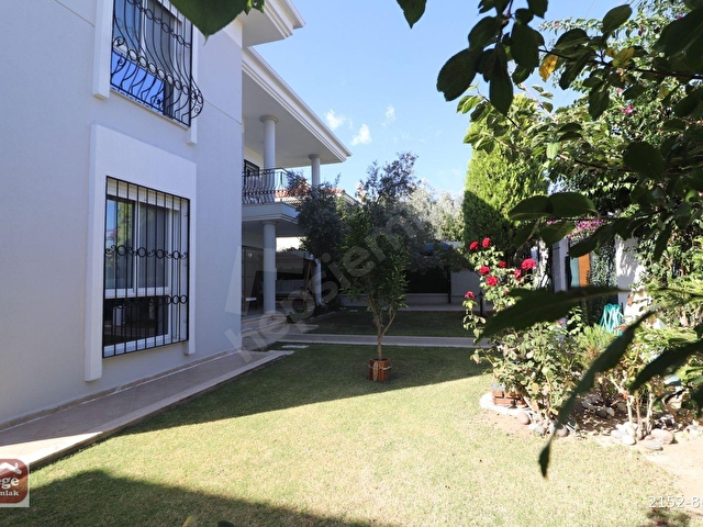 Alaçatı da Tam Müstakil 5+1 Bahçeli Büyük Havuzlu Villa - Görsel 10