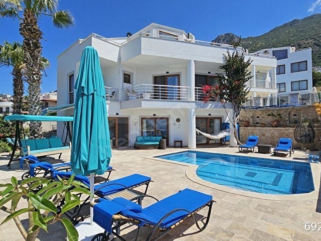 Kızıltaşta Modern Tasarımlı, 3 Odalı Müstakil Villa