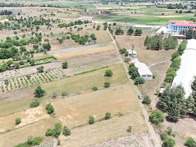 ÜNİVESİTEYE 170METRE SALDA GÖLÜNE 1 KM CADDE YOLU CEPHELİ 2000m2 ÇOK AMAÇLI TARLA - Görsel 4