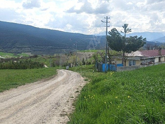 SAFRANBOLU YAZIKÖY 15 TEMMUZ MAHALLESİNDE 6576M2 ELEKTRİK SU VE YOL SIKINTISI OLMAYAN