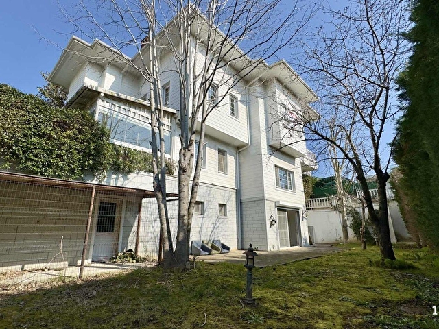 A-Z EMLAK | ZEKERİYAKÖY GÜNEY KONAKLARINDA 705 M2 ARSALI VİLLA