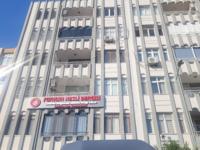 HATAY KURTULUŞ MAHALLESİNDE ANA CADDE CEPHELİ BAKIMLI 3+1 HASARSIZ SATILIK DAİRE